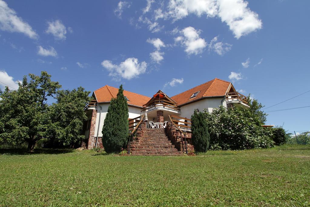 Vöröskő apartmanház Révfülöp Exterior foto