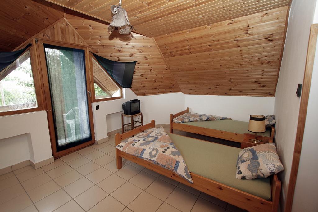 Vöröskő apartmanház Révfülöp Habitación foto